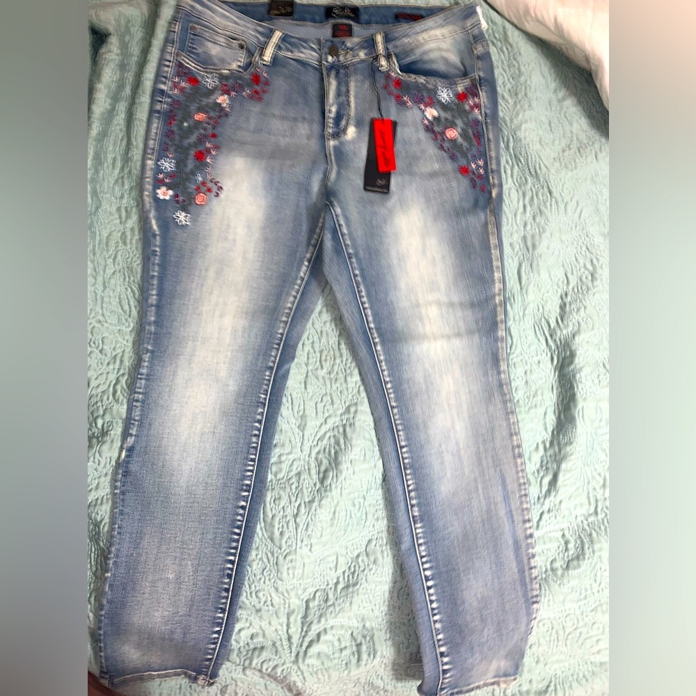 Earl Blue Jeans, 16W embroidered flowers